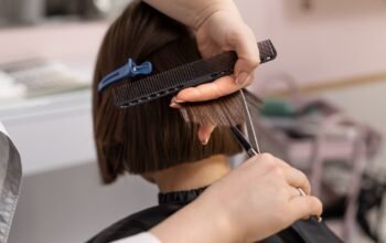 How Much Should You Tip Your Hairdresser. Image by Freepik