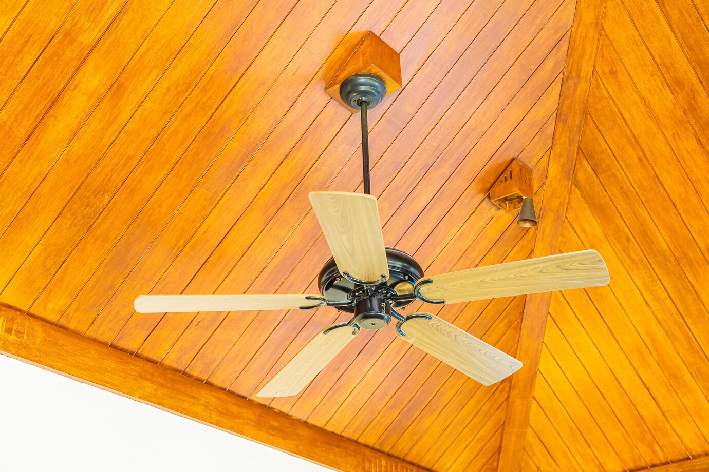 How to Install a Ceiling Fan. Image by lifeforstock on Freepik