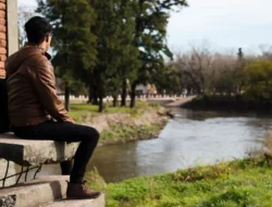 Why You Feel So Lonely Being the Person Everyone Turns To