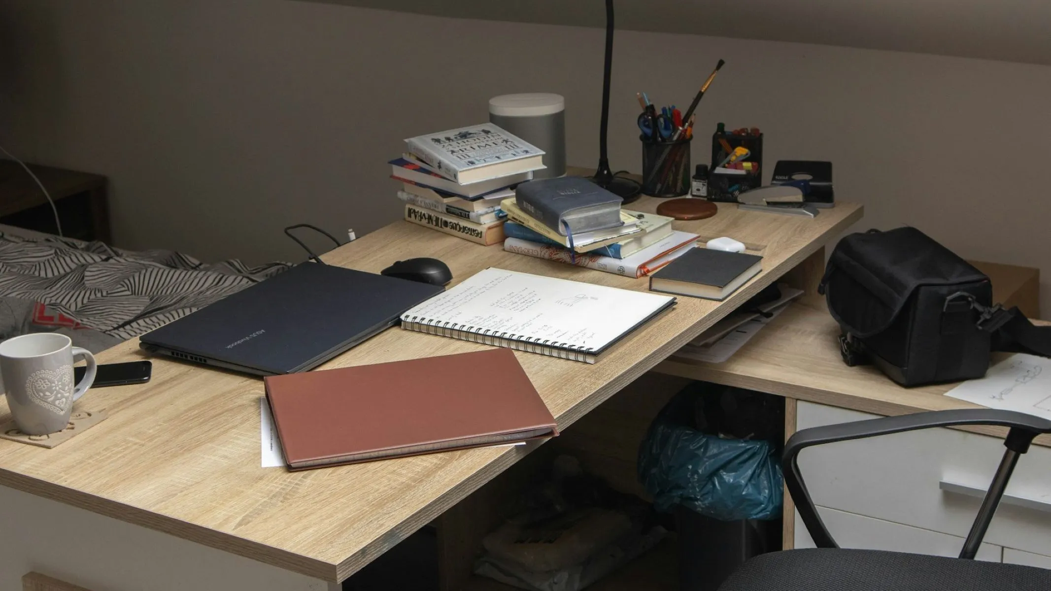 The Weird Reason Your Messy Desk Is One of Many Hidden Intelligence Traits