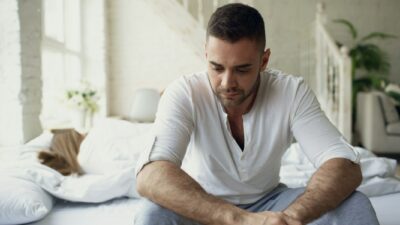 7 warning signs you’re falling for emotionally unavailable men