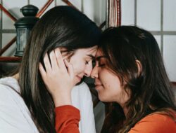 Why Adults Pull Away From Parents: Boundaries and Dynamics