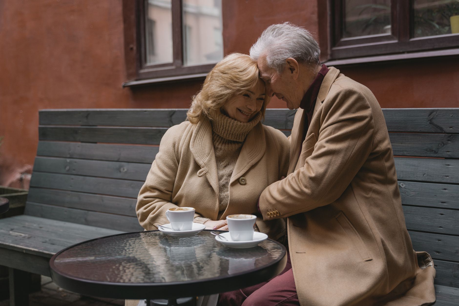 Illustration of Age Gap Dating: Key Facts About Intergenerational Romance
