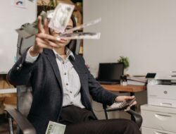 Best financial habits for young professionals to get rich slow