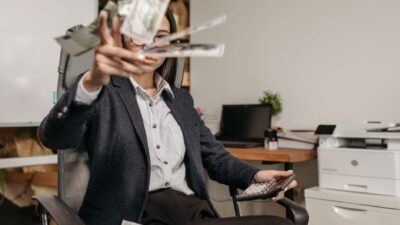 Best financial habits for young professionals to get rich slow