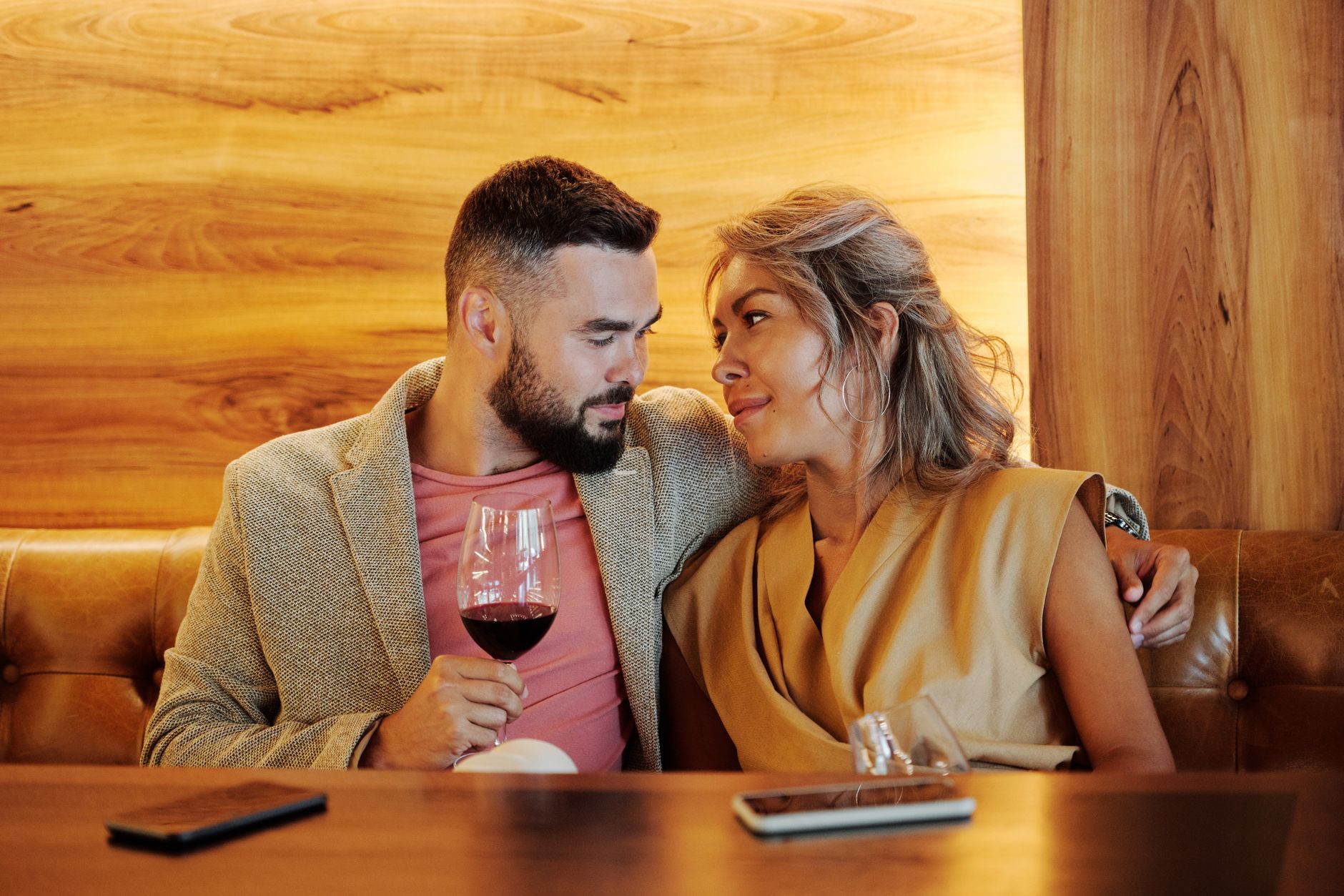 Illustration of Dating Red Flags: Warning Signs to Avoid in Men