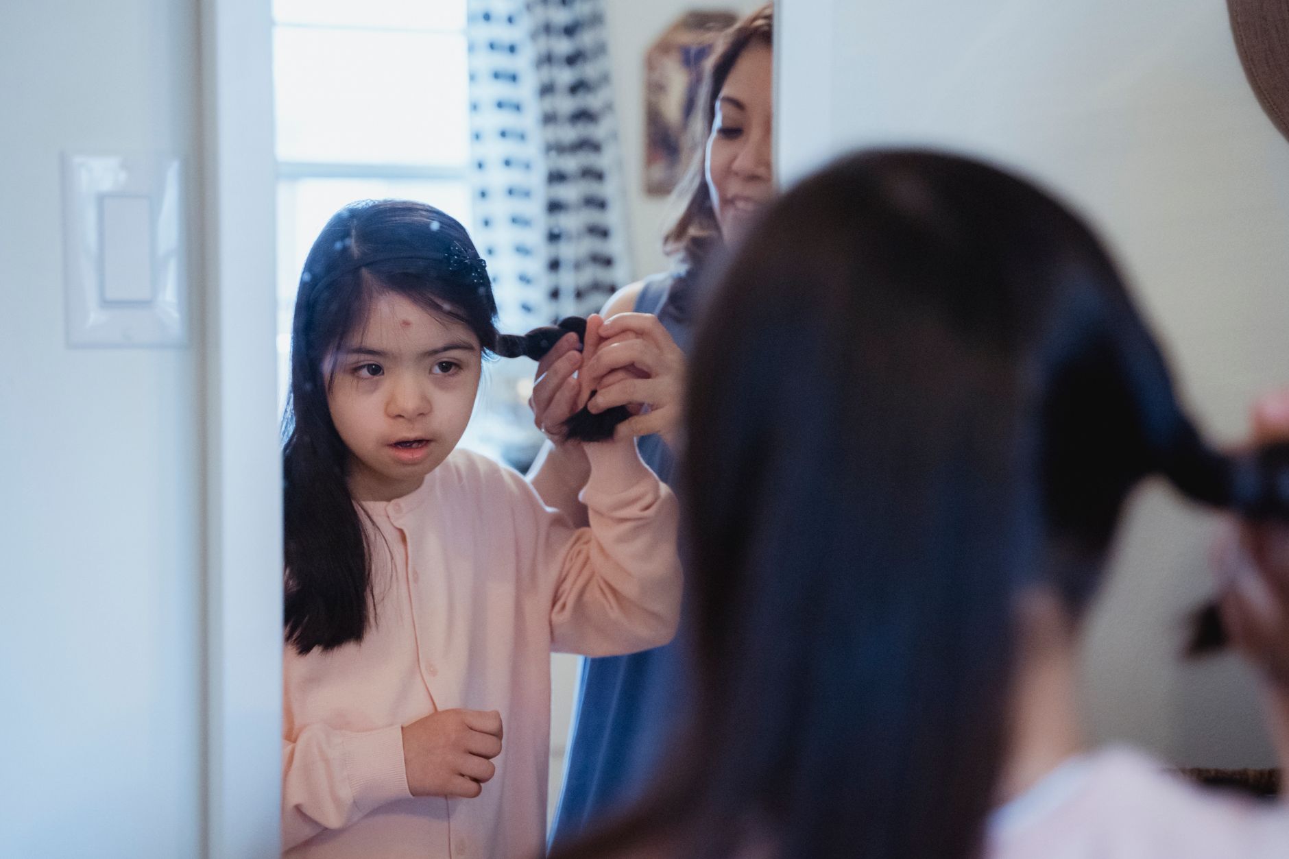 Illustration of Eldest Daughter Syndrome: How Birth Order Shapes You