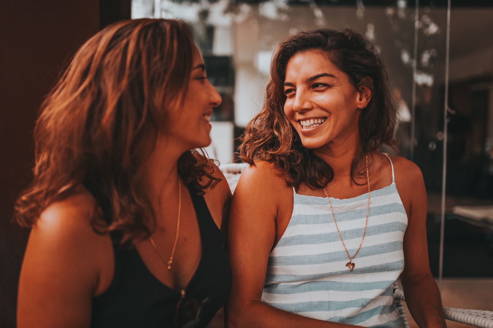 Illustration of Fake vs Real Friends: How to Recognize a True Friendship
