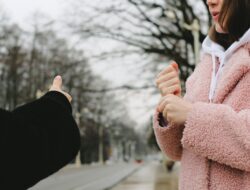 Forcing a friendship signs you need to spot right now