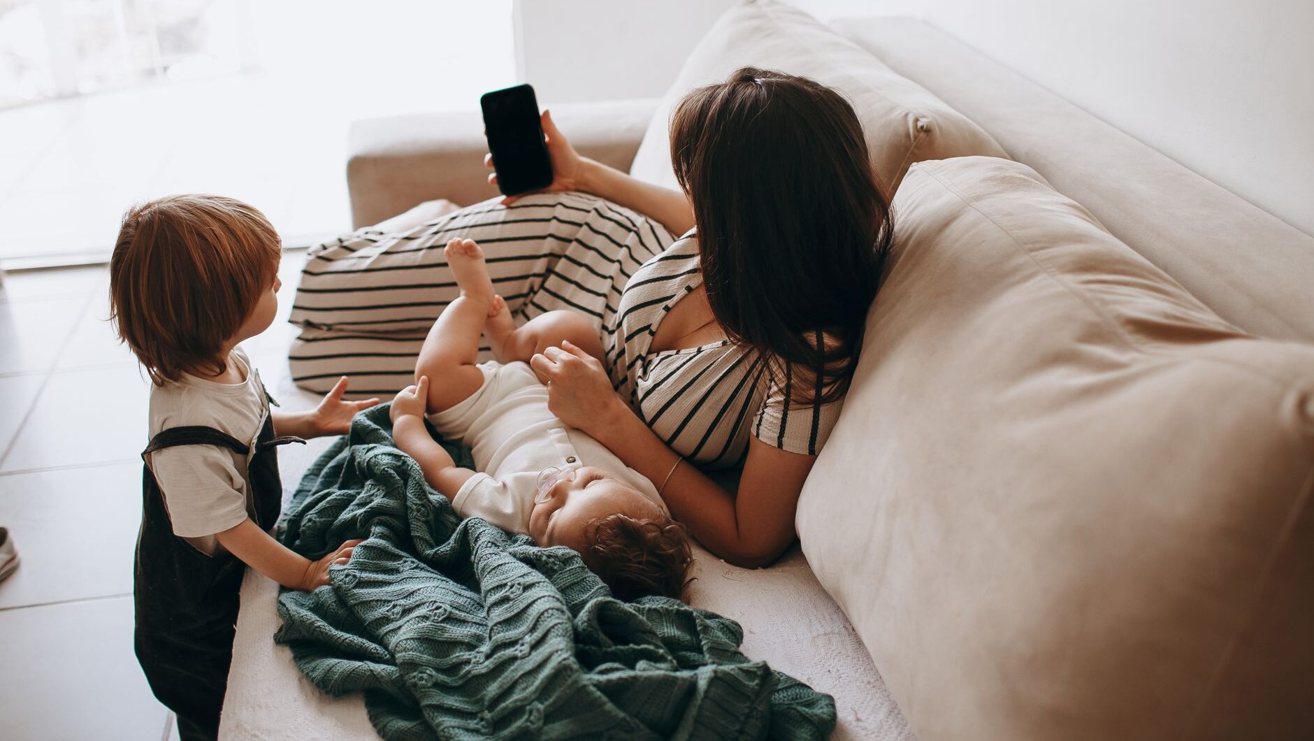 parenting trends illustration for Gen Z Parents' Modern Feeding Trends for Family Meals
