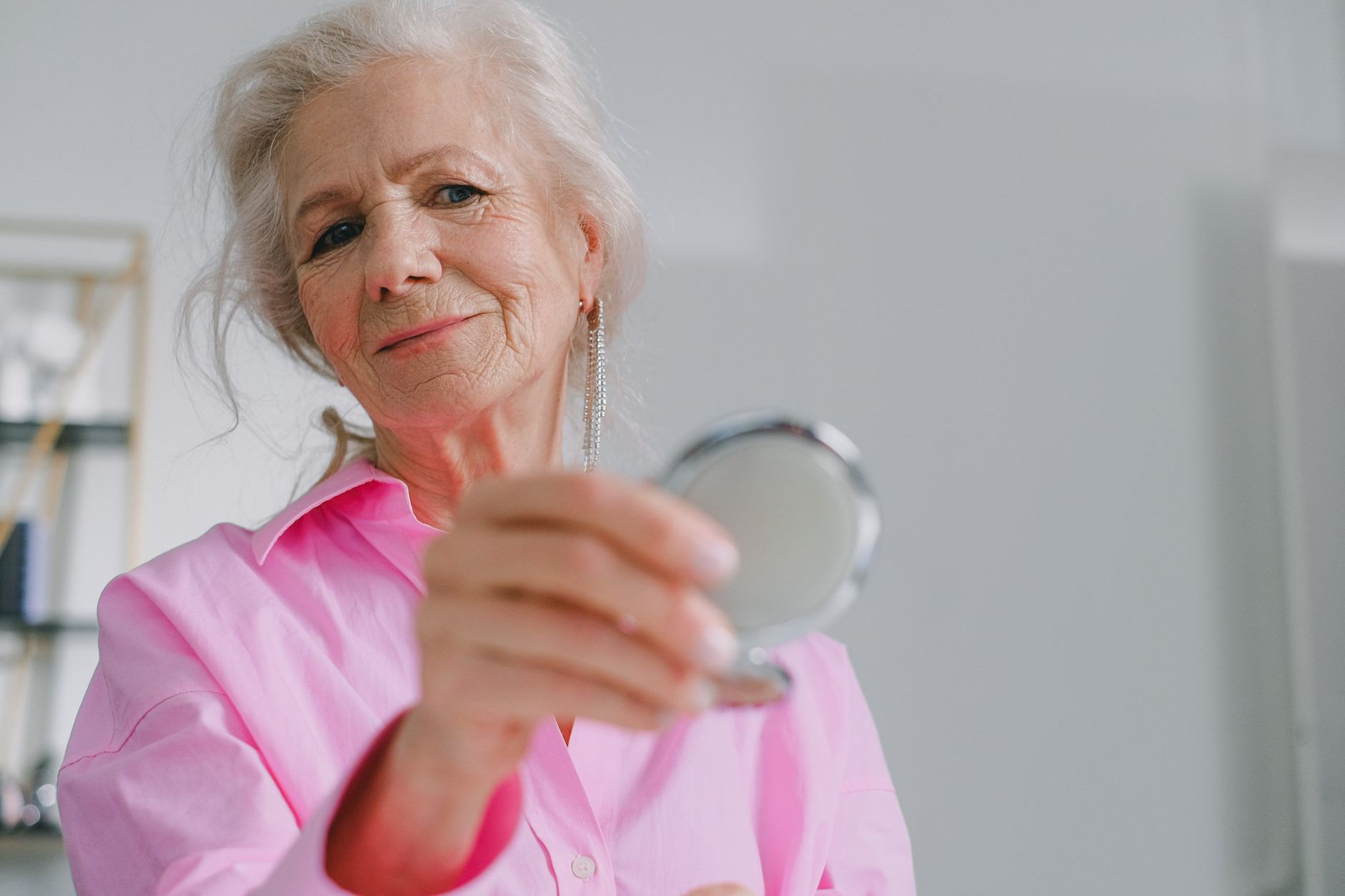 Illustration of Graceful Aging Habits: Avoid These 7 Daily Traps