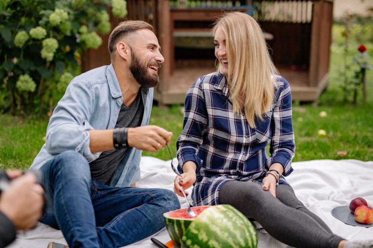 healthy relationships illustration for Happy Couples' Habits: Advice From Relationship Therapists