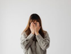 Hidden Body Language Dislike Signs You Probably Missed