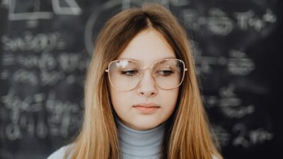 Illustration of High Intelligence Traits: 10 Signs of a Sharp Mind