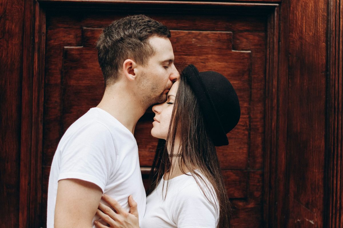 Signs He Loves You: Subtle Body Language Cues Explained