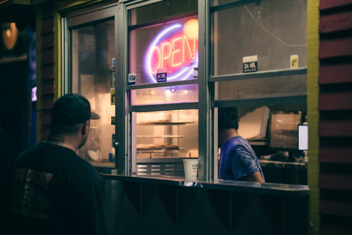 late night eating illustration for Late-Night Eating and Metabolic Health: Circadian Tips
