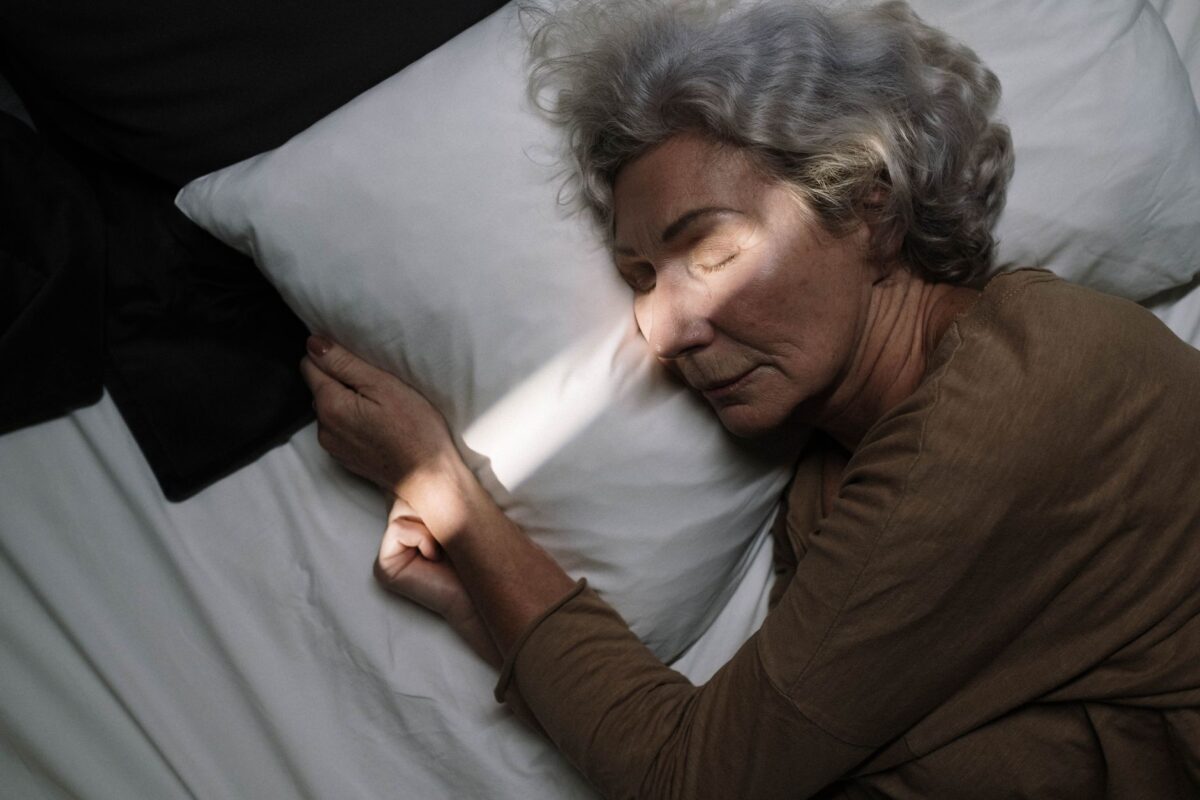 sleep patterns and brain aging illustration for Midlife Sleep Quality and Brain Aging: What Research Shows