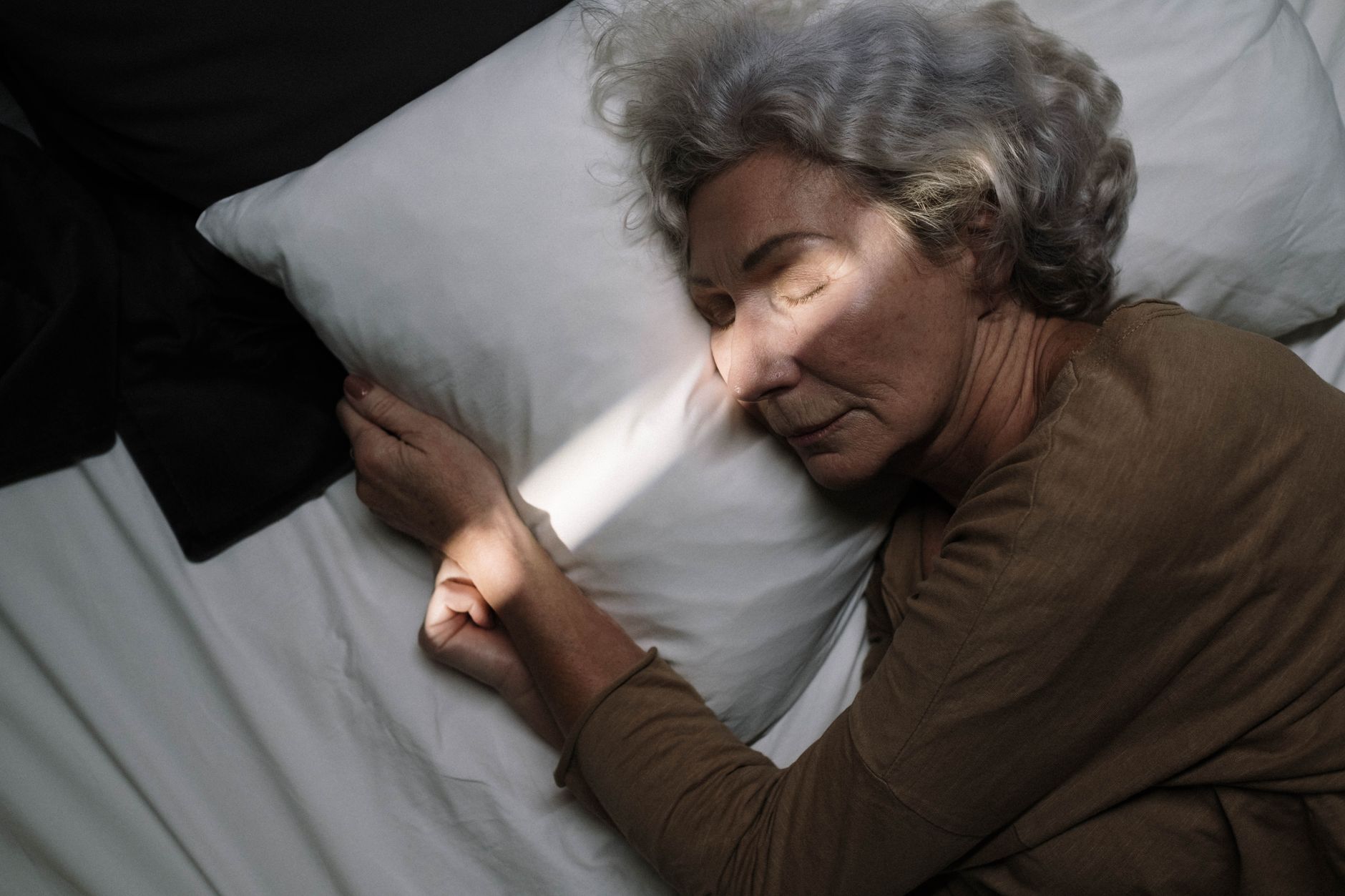 sleep patterns and brain aging illustration for Midlife Sleep Quality and Brain Aging: What Research Shows