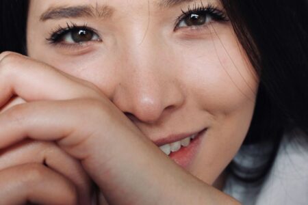 Signs She Likes You: 10 Female Body Language Cues of Attraction