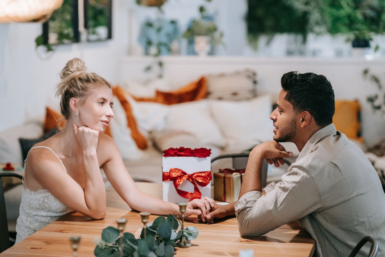 Love Bombing in Dating: Warning Signs of Emotional Abuse — Featured image
