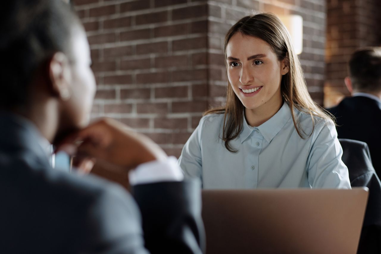 Signs Someone Secretly Resents You (Even When Nice) — Featured image