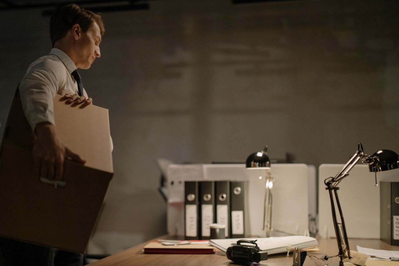 How to Safely Exit a Toxic Work Environment — Featured image