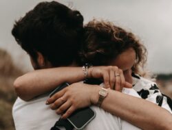 Spot these love bombing signs before it’s too late