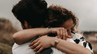Spot these love bombing signs before it's too late — Featured image