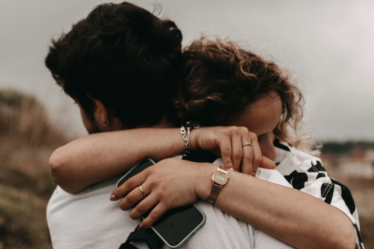Spot these love bombing signs before it's too late — Featured image