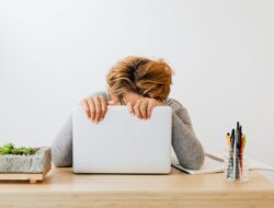 Are You a Job-Hugger? The Hidden Danger of Career Stagnation