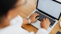 Workplace Etiquette Mistakes Quietly Hurting Your Career — Featured image