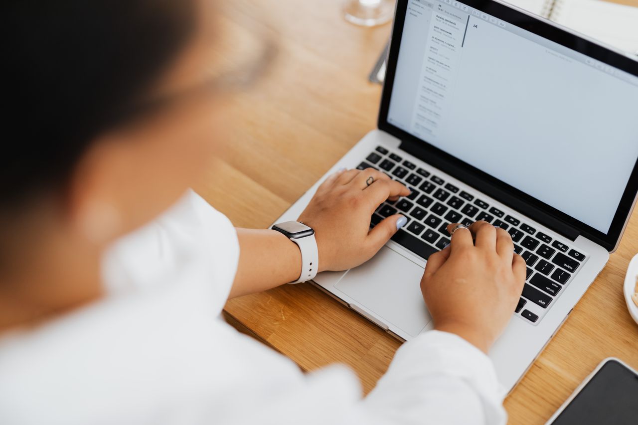 Workplace Etiquette Mistakes Quietly Hurting Your Career — Featured image