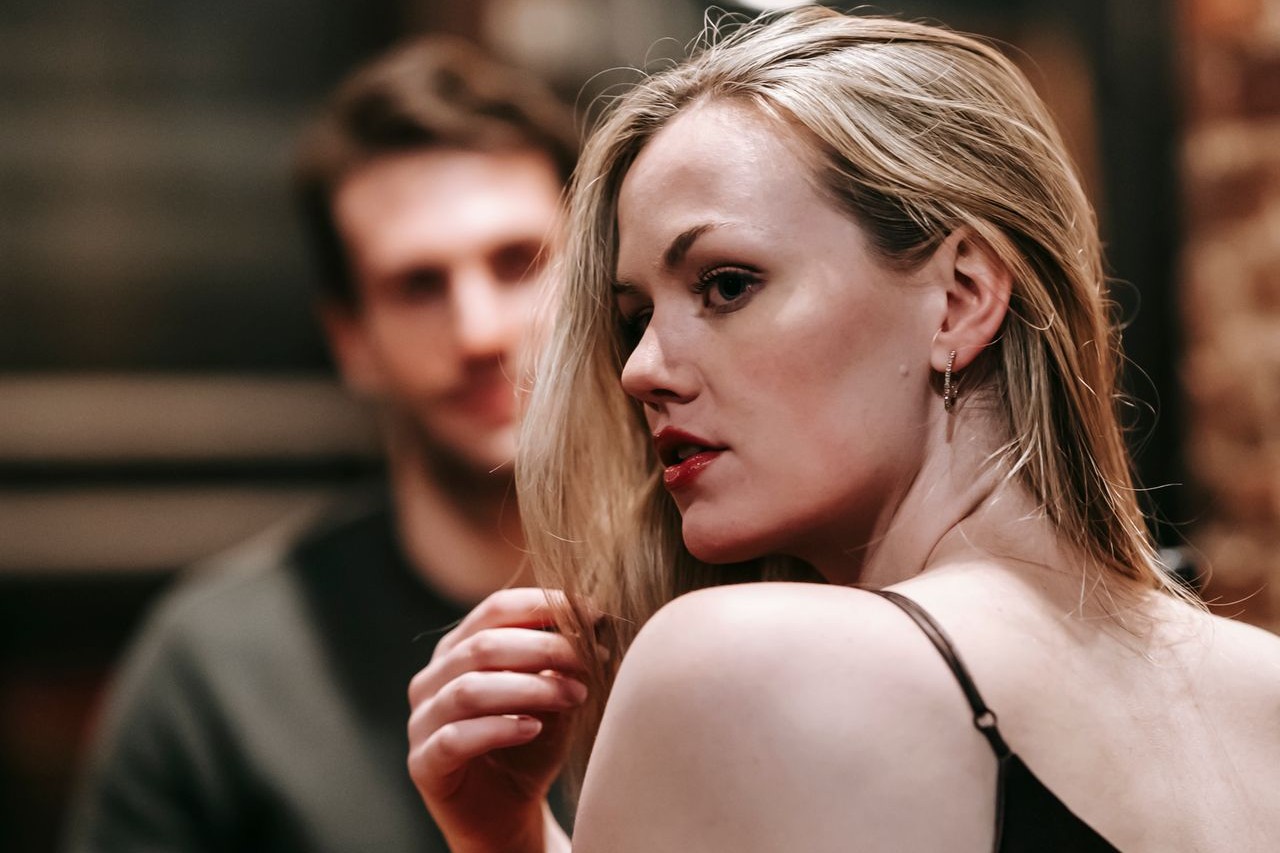 Subtle Body Language Crush Signs They Can't Hide — Featured image
