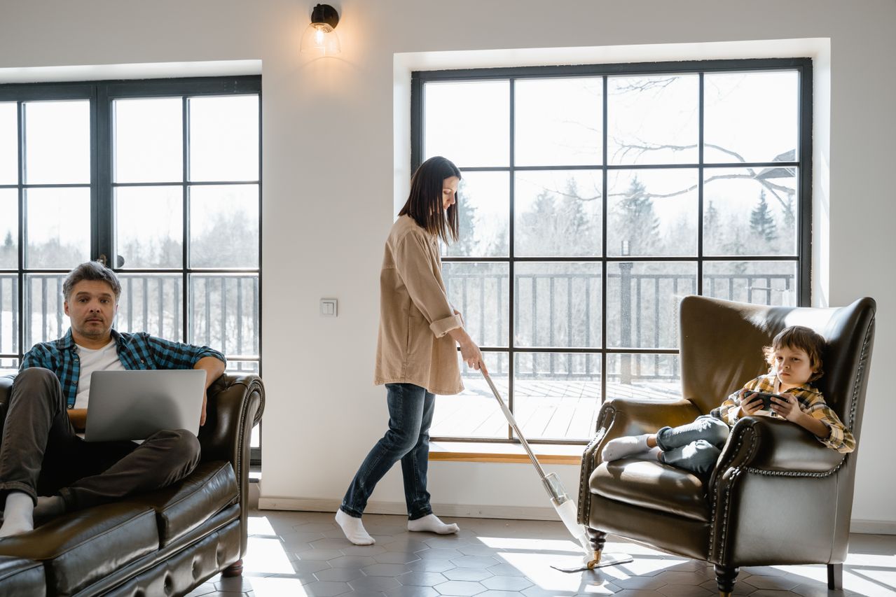 Surviving on 10 jobs and 5 kids: family finances breaking point — Featured ima