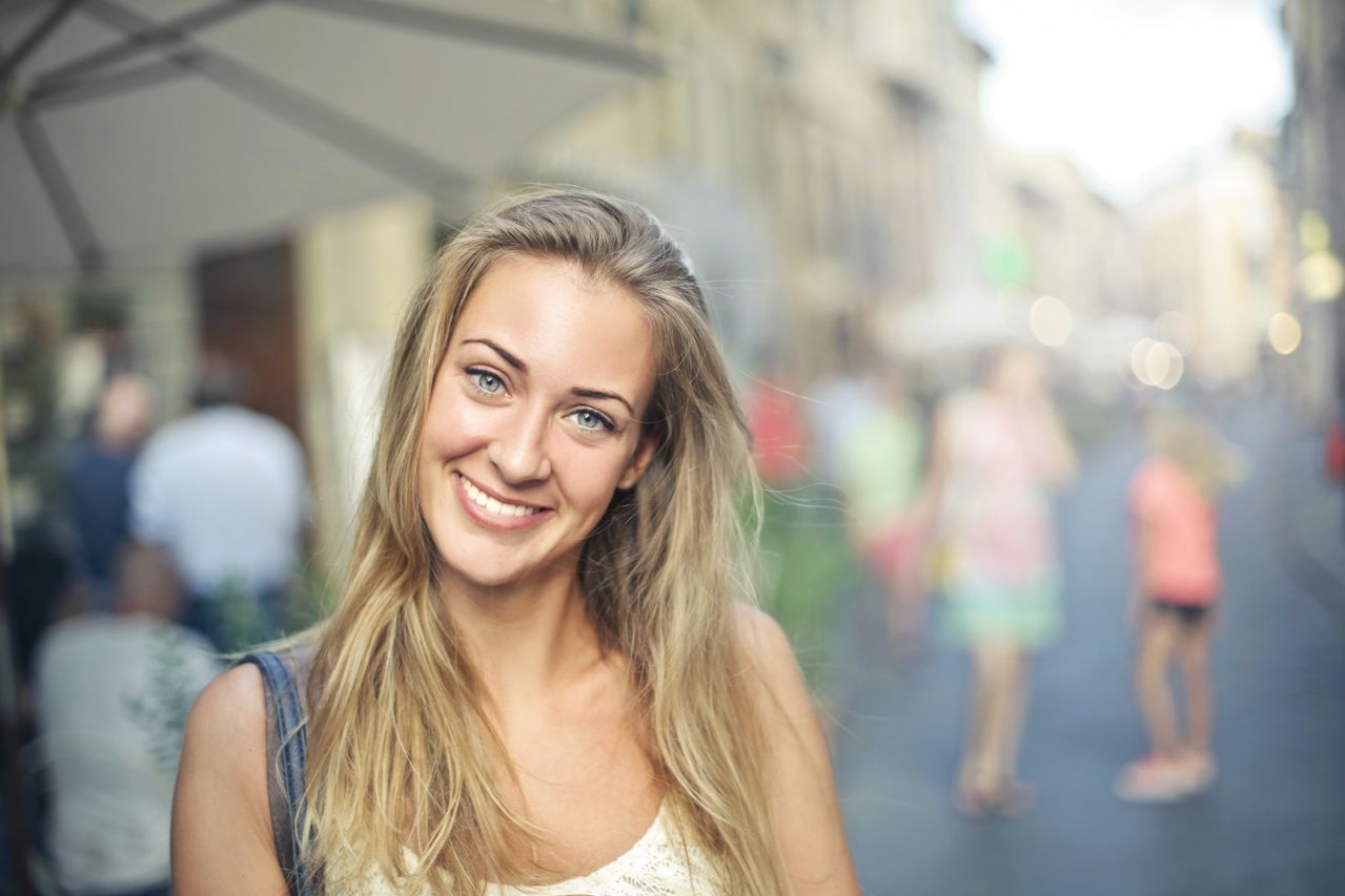 Smiling At Strangers Psychology: What Your Grin Says About You