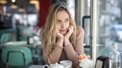 Hidden Signs of Loneliness Even When Surrounded by People — Featured image