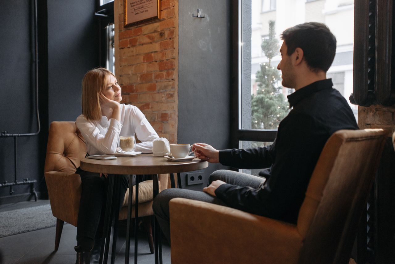 Subtle signs someone likes you after just one chat — Featured image
