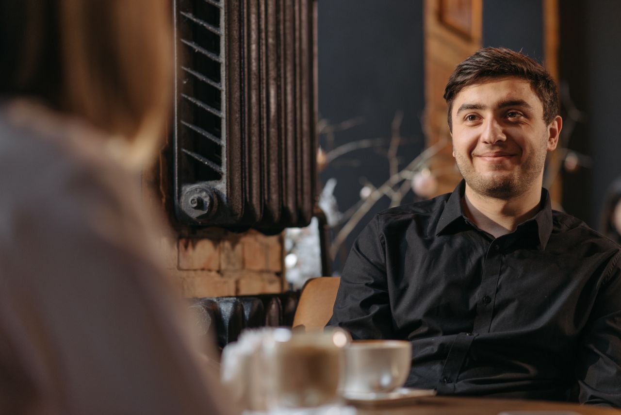 Body Language Signs Someone Is Attracted to You — Featured image