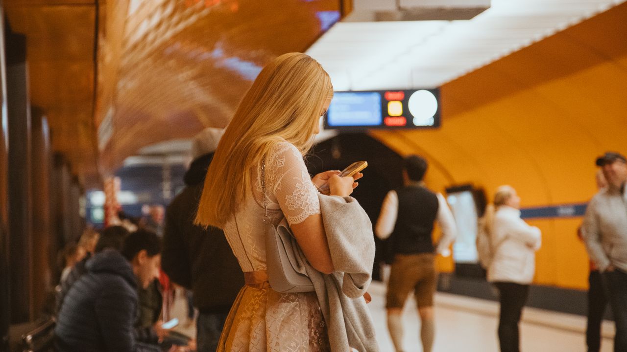 What Is Breadcrumbing? Signs Someone Is Leading You On Emotionally