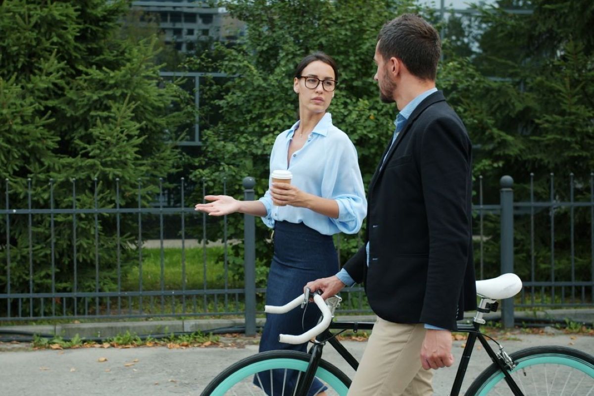 Body Language Cues That Reveal Subtle Dislike — Featured image