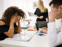 Toxic Boss Signs and How to Handle Them at Work