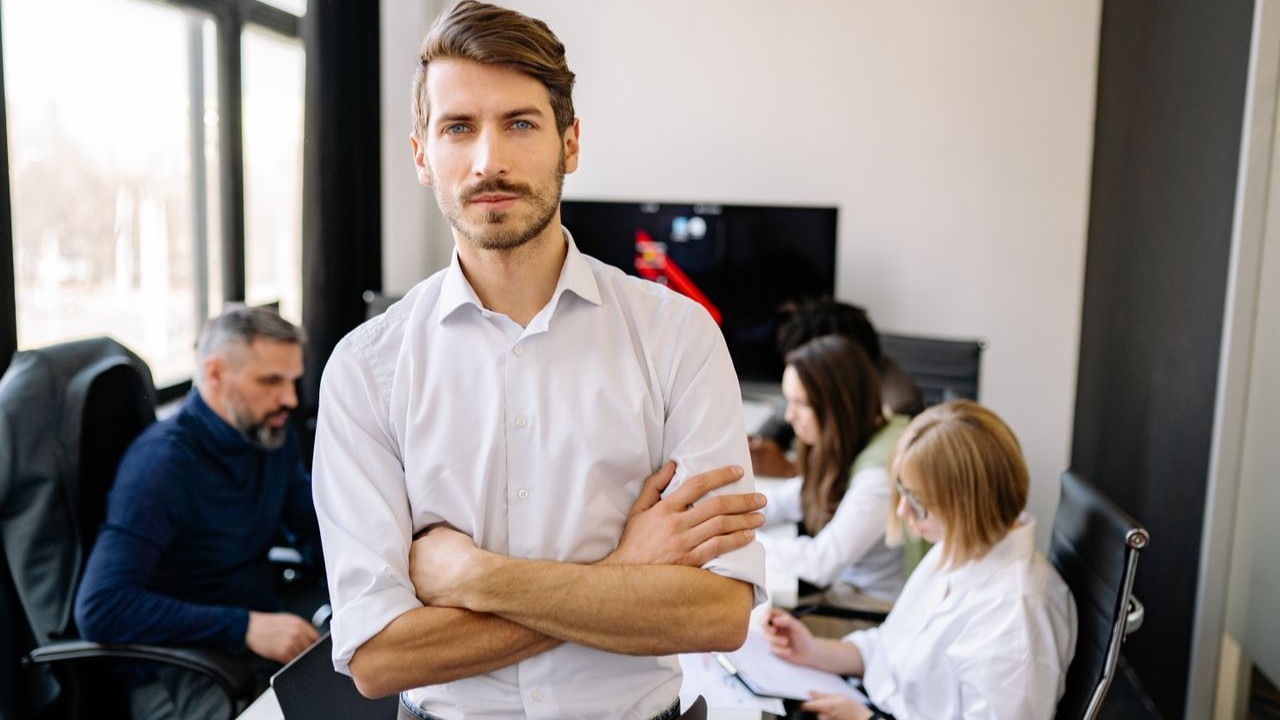 Nonverbal Status Signals: How Men Show Power Without Words — Featured image