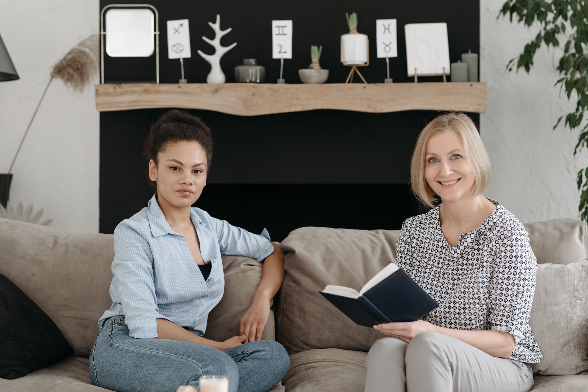 read people psychology illustration for Psychological Tricks to Read People and Their Behavior