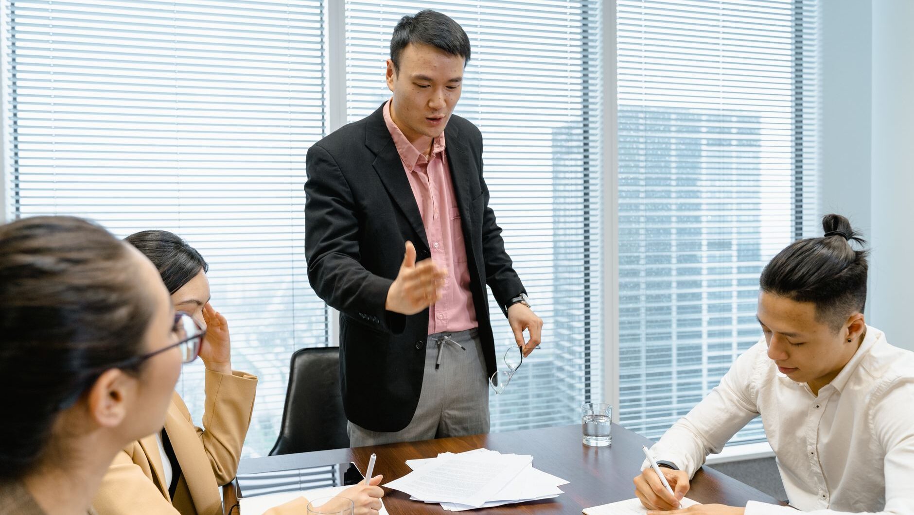 bad leadership traits illustration for Red Flags of an Unprepared Manager: Signs Your Boss Can't Lead Wait, that's 62 charact