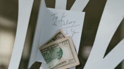 Restaurant Tipping Guide: US & CA Gratuity Rules