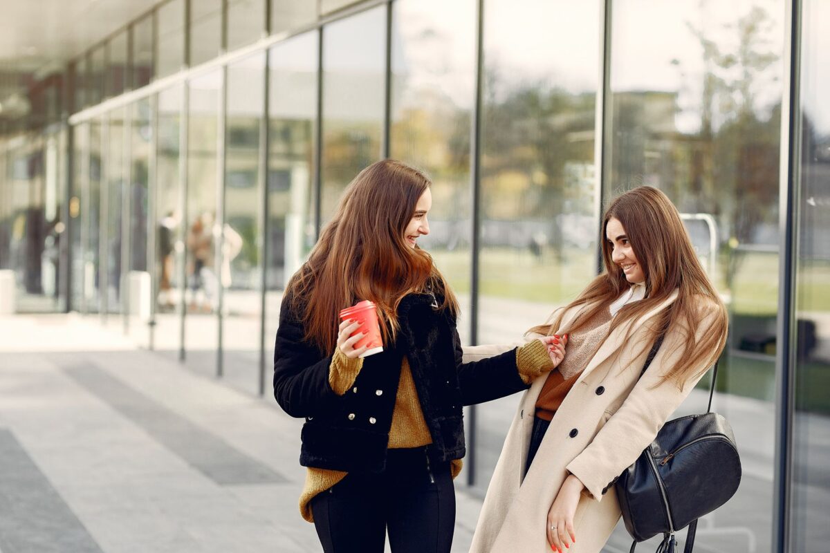 Illustration of Spot Fake Friends: 7 Red Flags in Toxic Friendships