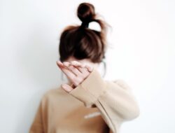 Stop Overthinking Toxic People: Emotional Boundaries Guide