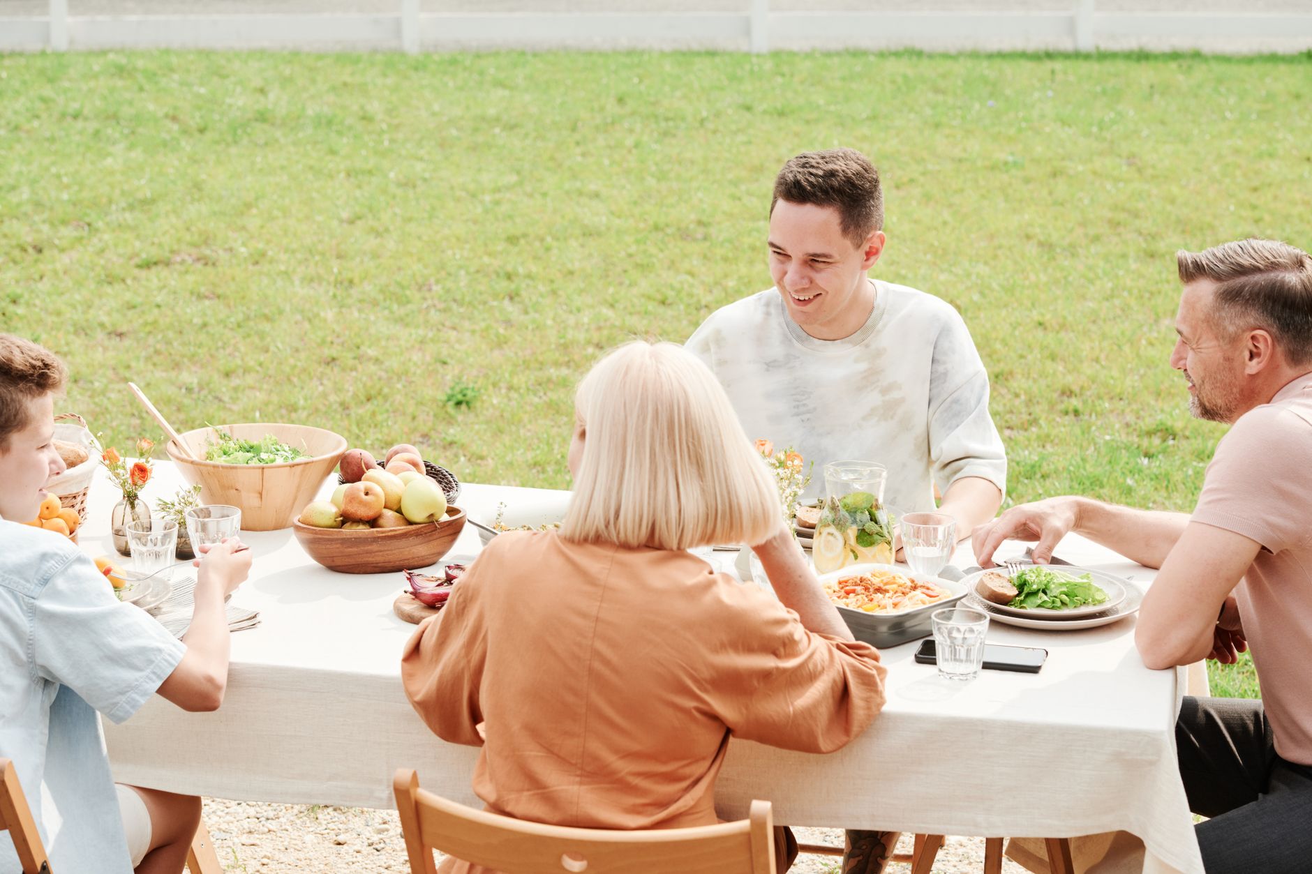 Illustration of Stop the drama: how to set healthy boundaries with family members