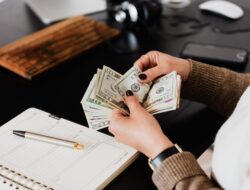 Stuck living paycheck to paycheck? Try these budgeting tips!