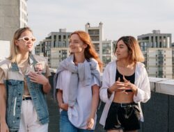 The Quiet Signs of a Toxic Female Friendship You Miss